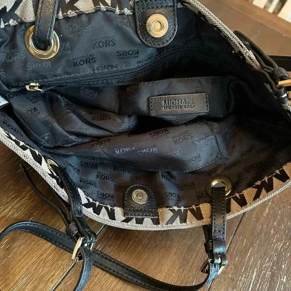 Michael Kors tote + pouch/wristlet - Picture 6 of 16